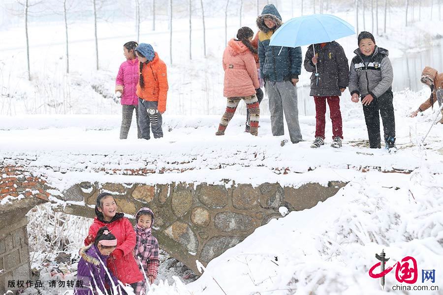  二月，今年冬天里的最后一场雪，六年级的学生们在雪地里玩耍。