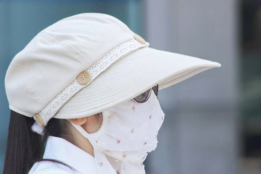  2014年7月30日上午，許多市民穿戴厚厚的衣服、帽子、眼鏡全副武裝地騎行在高溫的浙江紹興市區街頭。中國網圖片庫 李瑞昌攝影