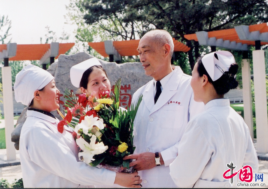 护理人员向康复出院的姜素椿教授献花