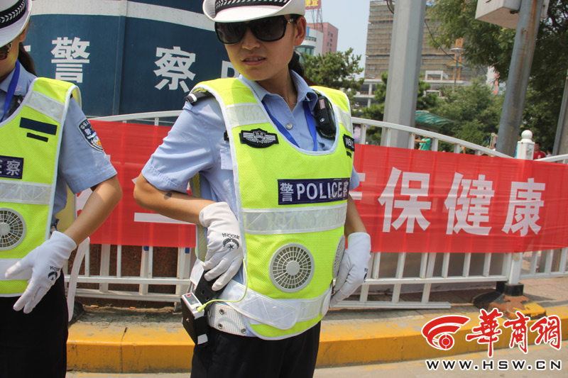 渭南交警穿價值3000元帶風扇反光背心