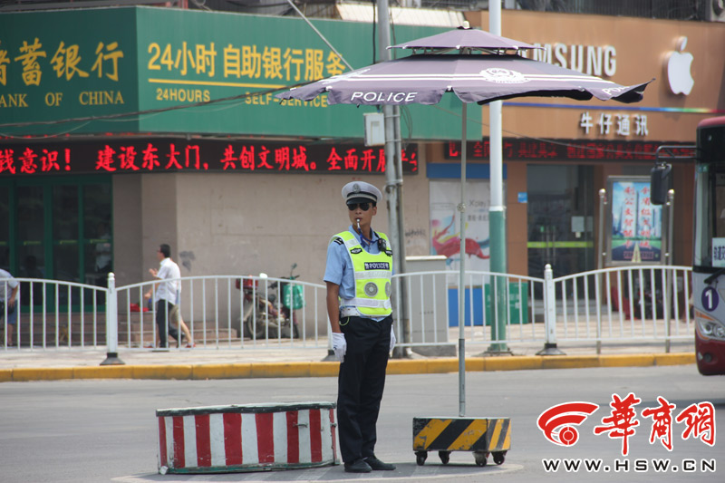 渭南交警穿價值3000元帶風扇反光背心