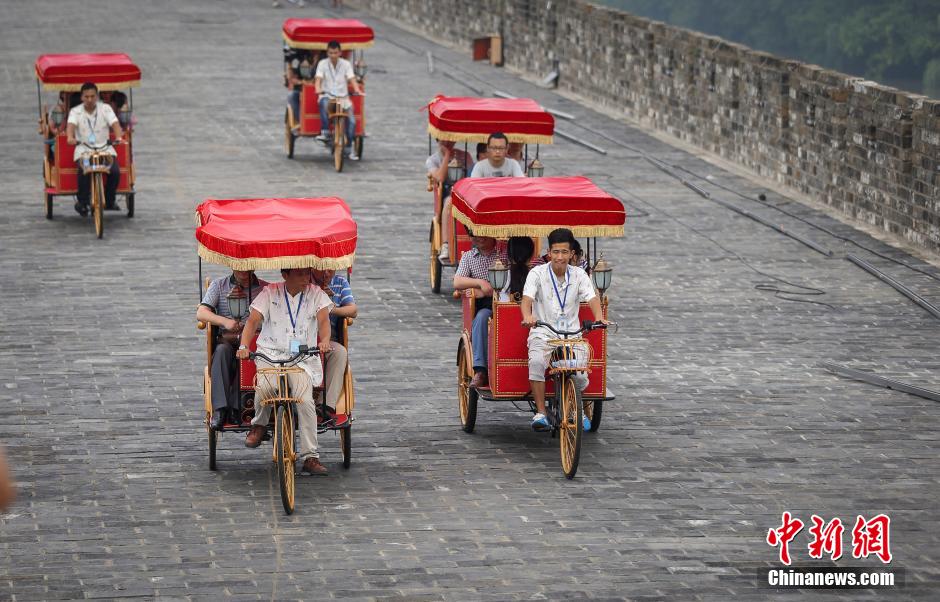 南京六百年明城墻試跑黃包車