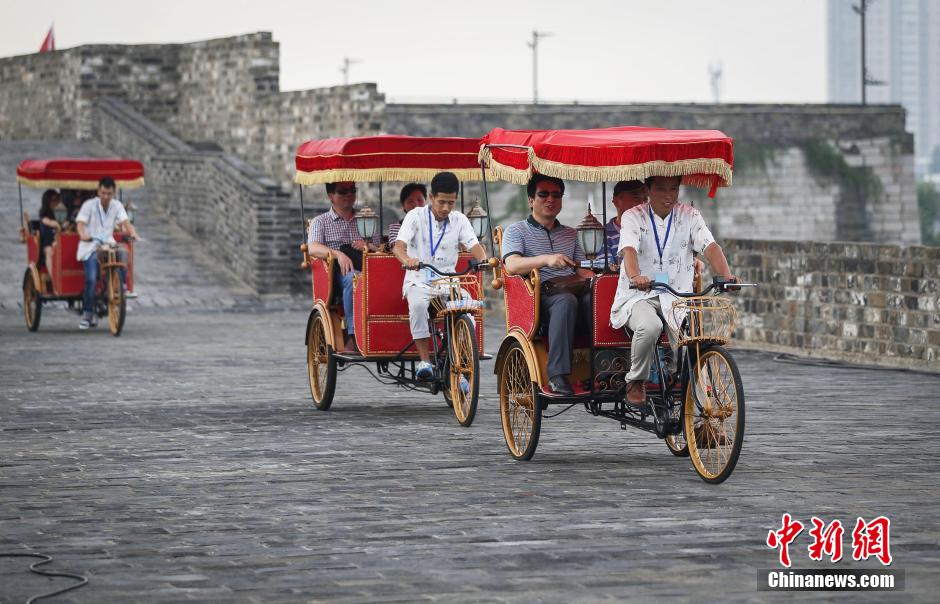 南京六百年明城墻試跑黃包車