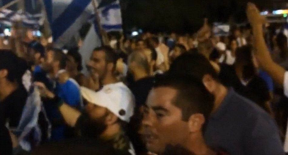 视频显示以色列人街头庆祝巴勒斯坦孩子死亡