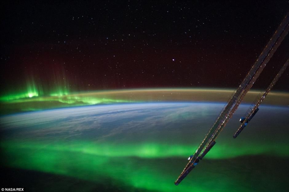 NASA发布地球极光绝美图片吸引眼球