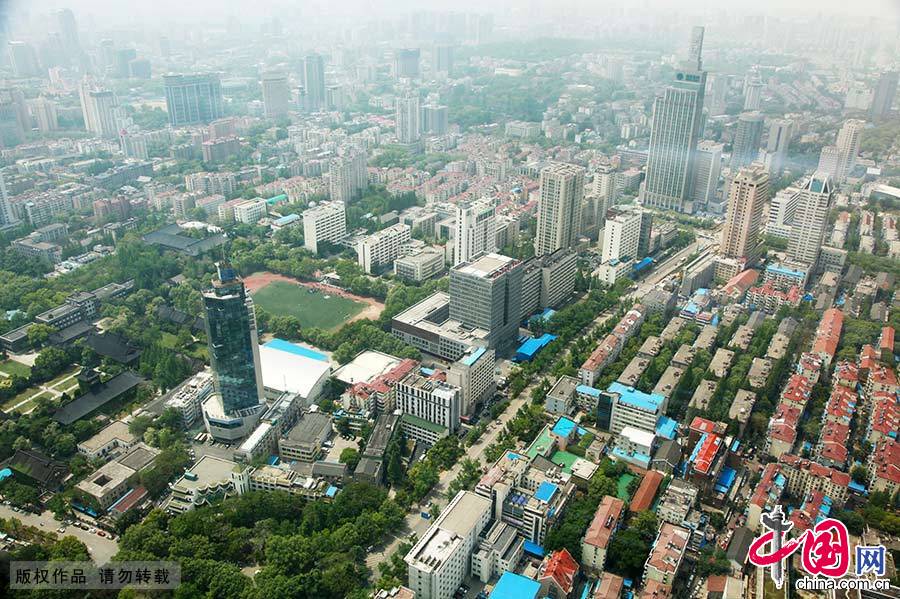 从江苏第一高楼紫峰大厦鸟瞰“青奥之城”南京城市风光。