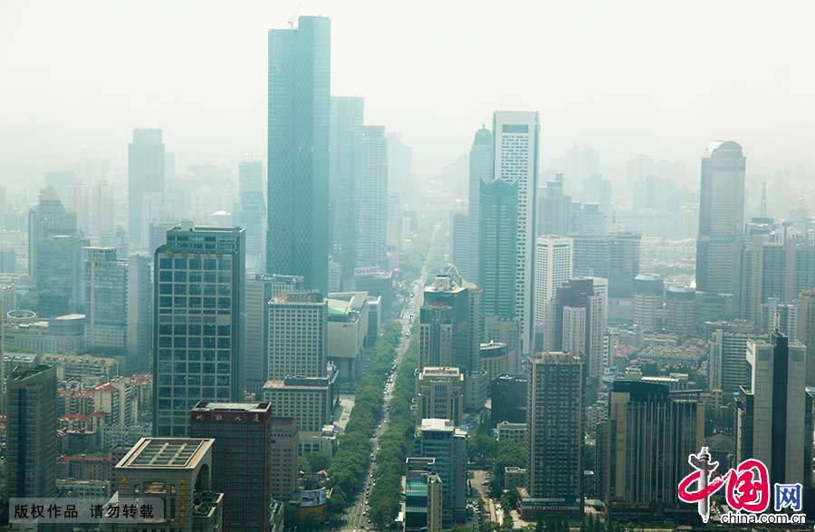 从江苏第一高楼紫峰大厦鸟瞰“青奥之城”南京城市风光。