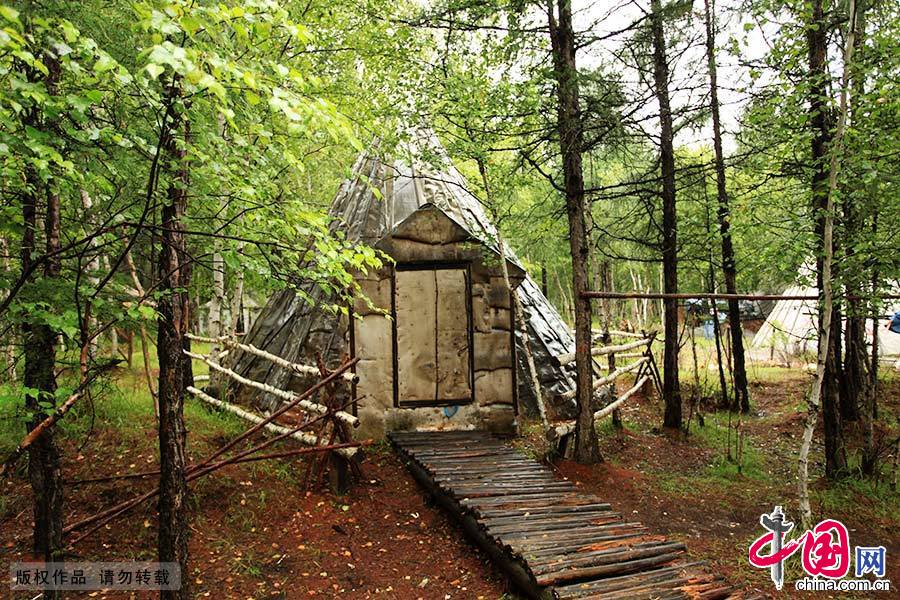 鄂温克族人在森林中没有固定的住所，“撮罗子”是他们的传统民居。