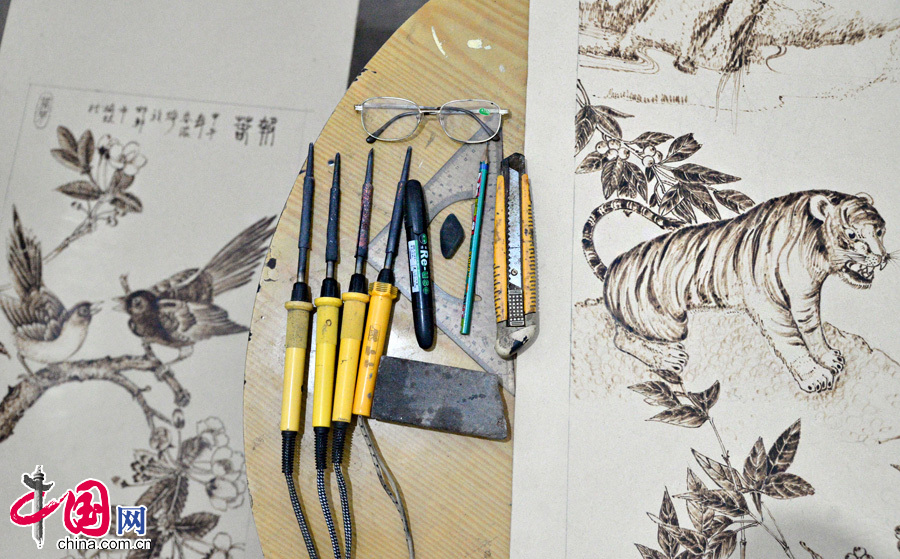 7月30日，这是民间艺人张振芳家中拍摄的烙画工具。