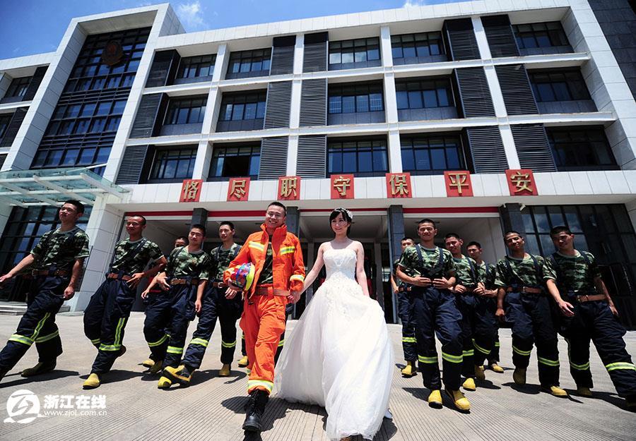 浙江寧波消防戰士拍“特殊婚紗照” 浪漫唯美