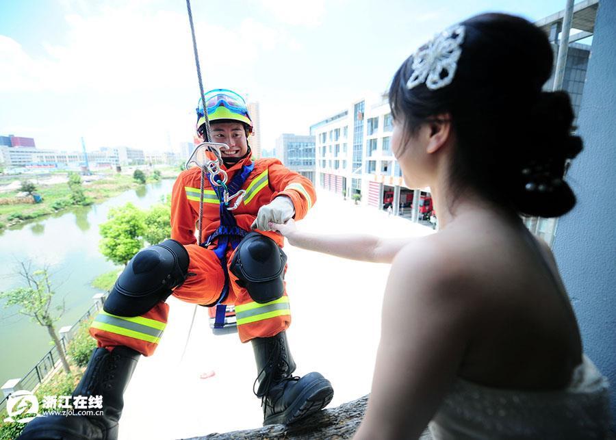 浙江寧波消防戰(zhàn)士拍“特殊婚紗照” 浪漫唯美