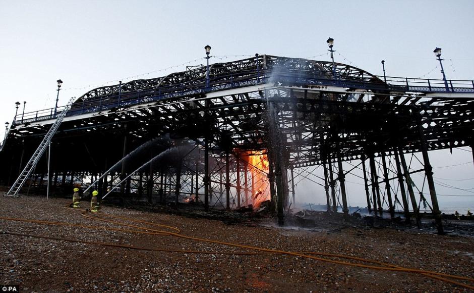 英國著名旅遊景點伊斯特本碼頭髮生火災 現場濃煙滾滾