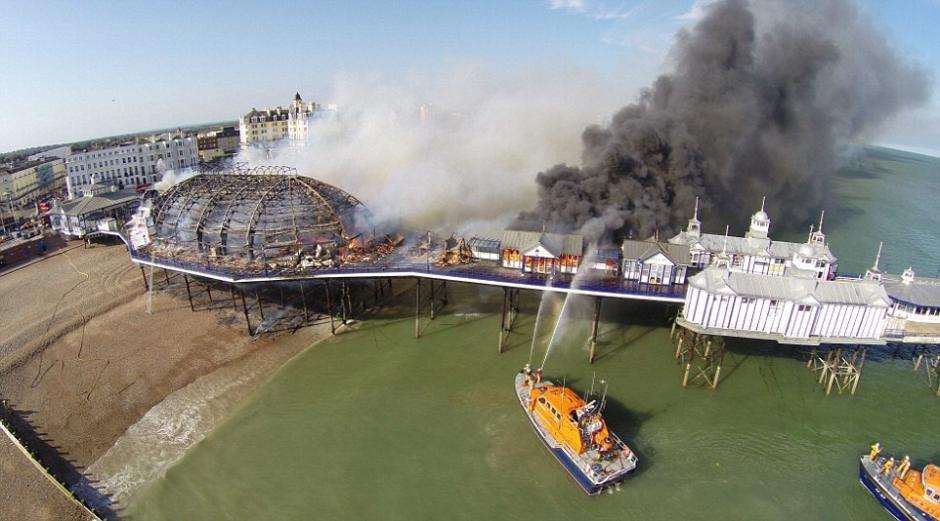 英国著名旅游景点伊斯特本码头发生火灾 现场浓烟滚滚