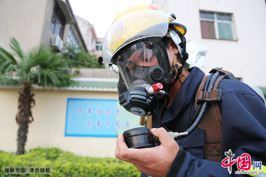  一名消防兵在佩戴空氣呼吸器訓練肺活量。