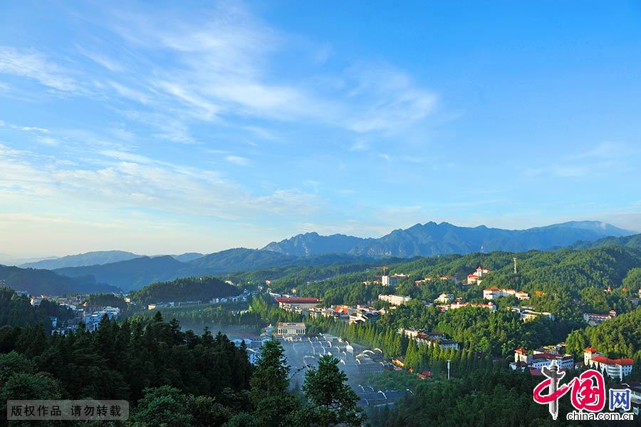 井岡山，位於江西省吉安市境內，是集人文景觀、自然風光和高山田園為一體的山嶽型風景旅遊區。