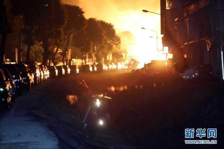 高雄瓦斯爆炸现场直击：整条柏油路面被掀翻