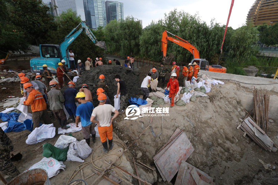 杭州地鐵四號線附近路面突然塌陷 河水倒灌地鐵基坑