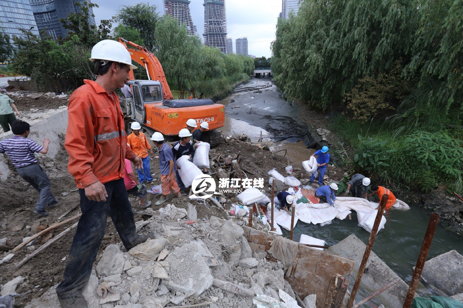杭州地铁四号线附近路面突然塌陷 河水倒灌地铁基坑