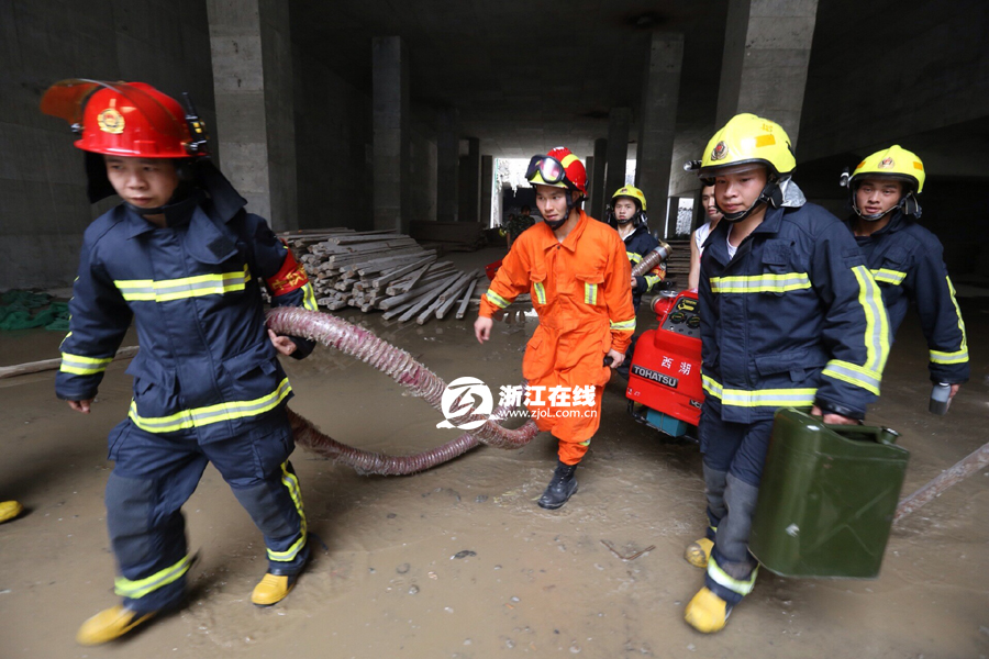 杭州地铁四号线附近路面突然塌陷 河水倒灌地铁基坑
