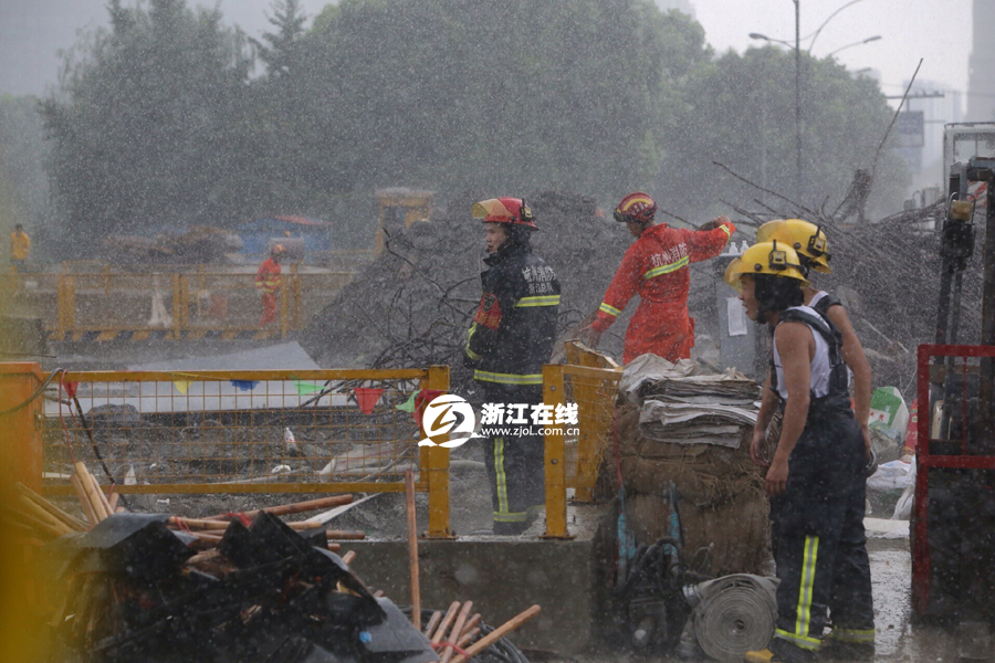 杭州地铁四号线附近路面突然塌陷 河水倒灌地铁基坑