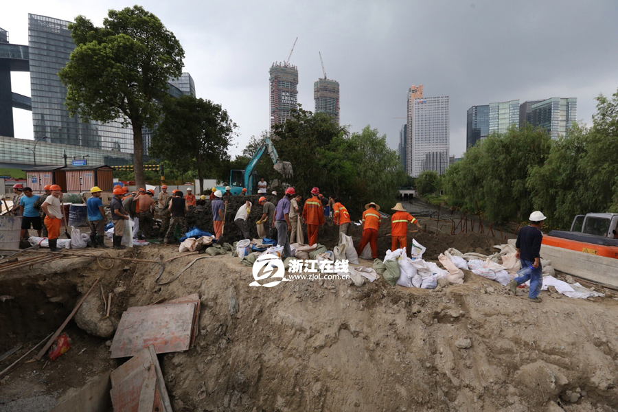 杭州地鐵四號線附近路面突然塌陷 河水倒灌地鐵基坑