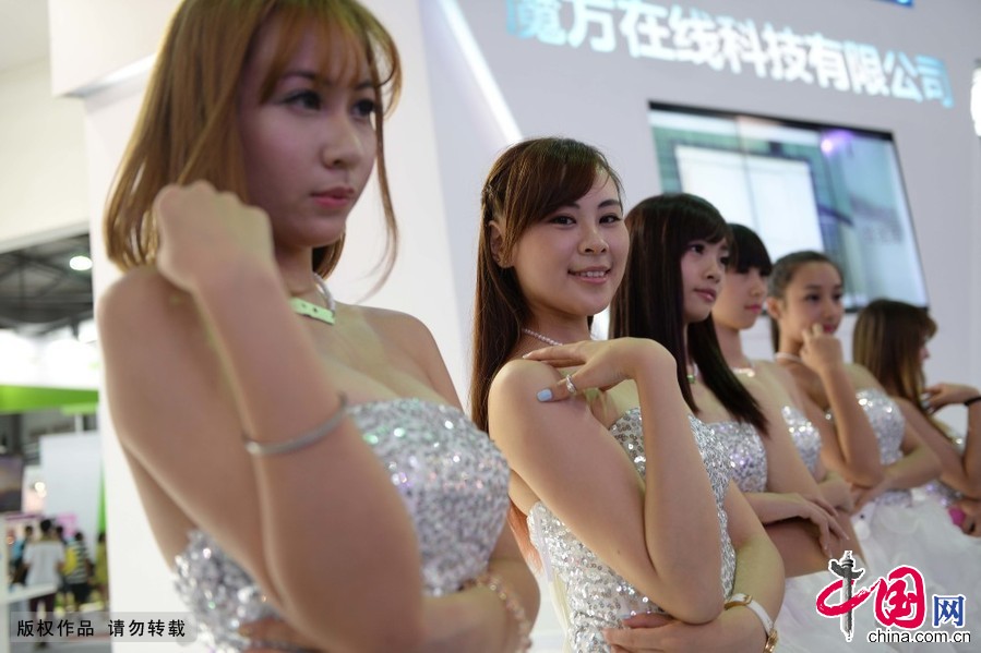 7月31日在中國國際數位互動娛樂展覽會上拍攝的show girl。