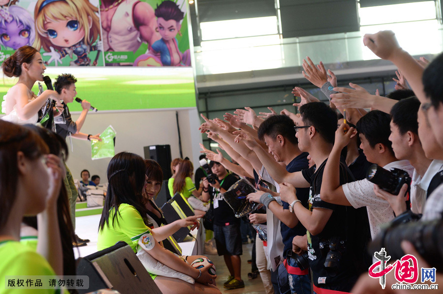 7月31日，漫迷們在中國國際數位互動娛樂展覽會上與show girl互動。