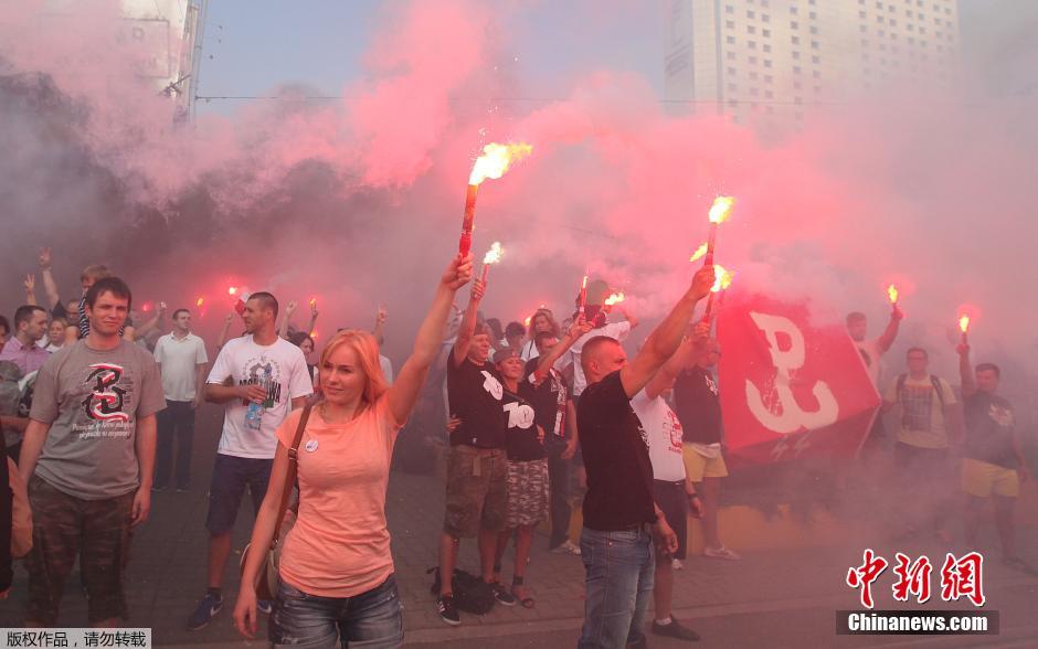 當地時間2014年8月1日，波蘭華沙，市民們上街點燃燃燒棒，紀念華沙44年起義。