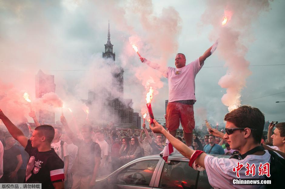 當地時間2014年8月1日，波蘭華沙，市民們上街點燃燃燒棒，紀念華沙44年起義。