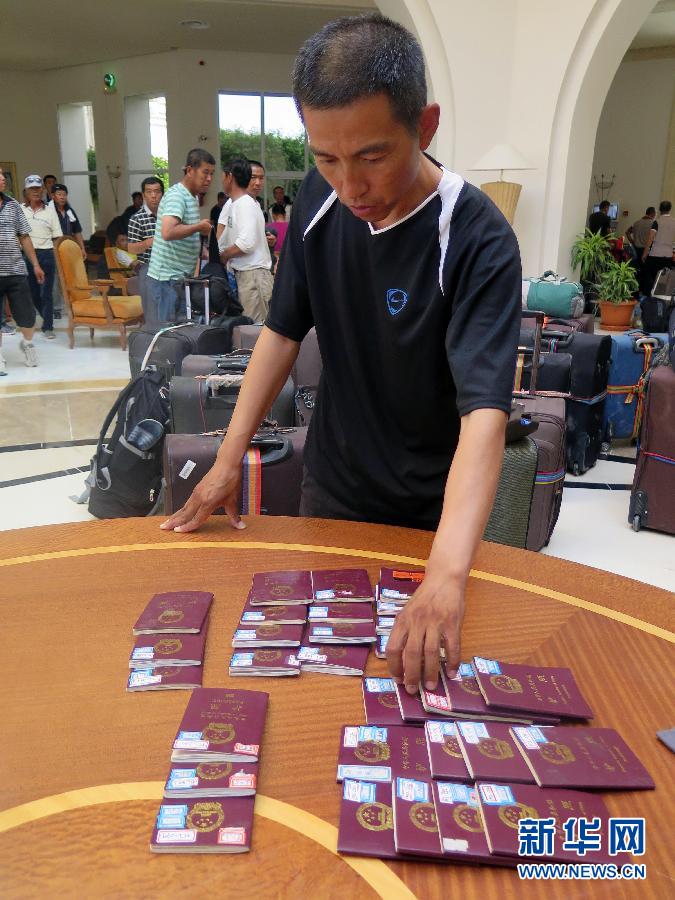 中国公民陆续从利比亚撤离回国组图