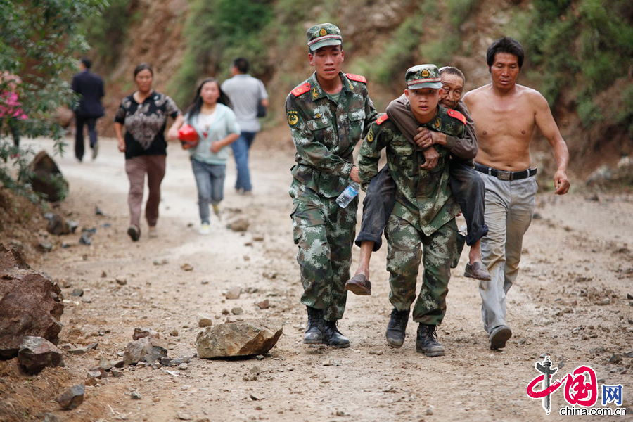 2014年8月3日，云南鲁甸发生6.5级地震，鲁甸龙头山镇地震现场，人们在余震中救死扶伤。图片来源：CFP