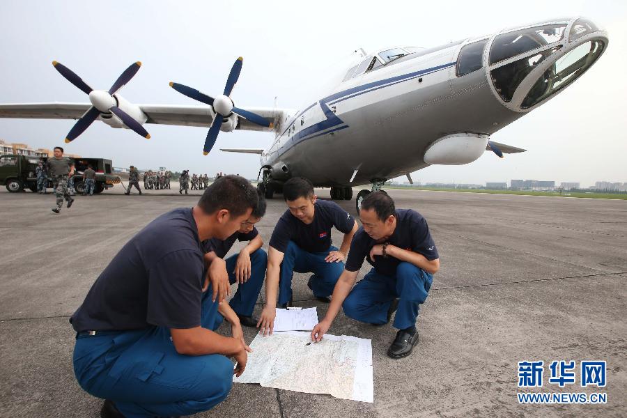 8月4日,在成都太平寺机场,机组人员在研究飞行路线.
