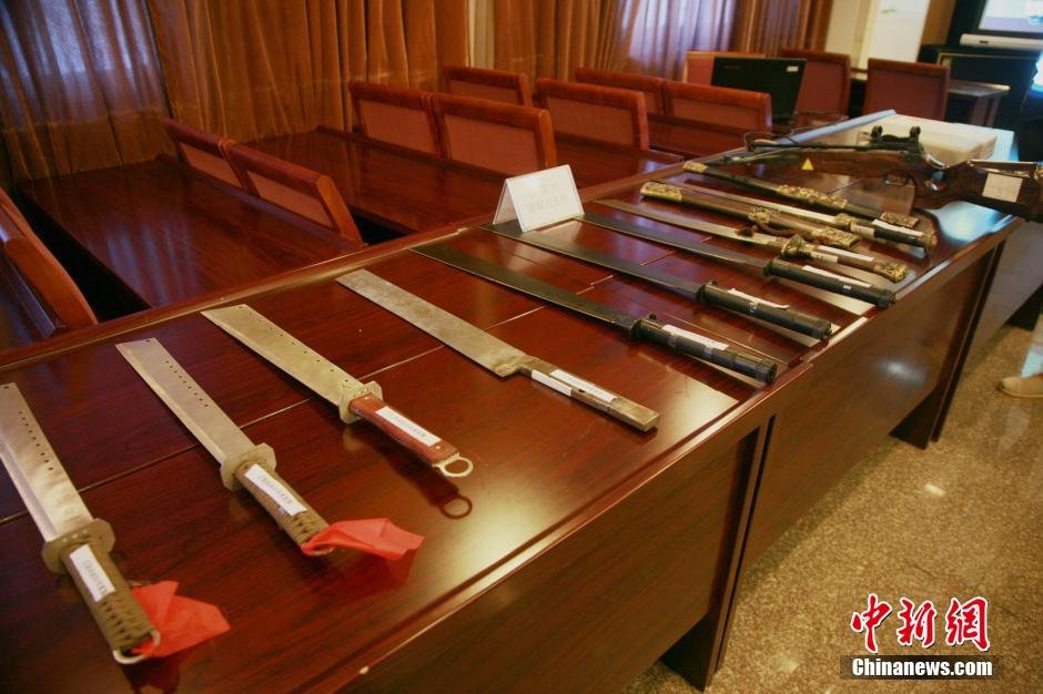 杭州警方破获赌博犯罪案 展示缴获砍刀斧头