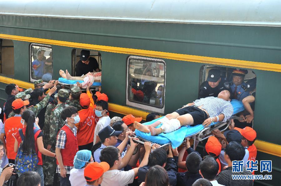 首批通過鐵路轉運的地震傷員啟程赴昆明