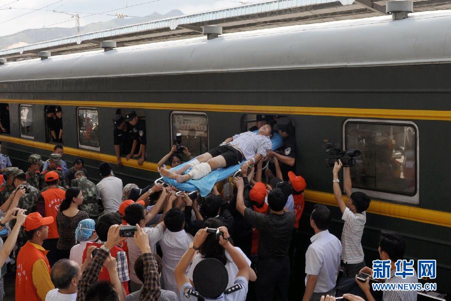 首批通過鐵路轉運的地震傷員啟程赴昆明