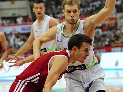 8月4日,俄罗斯队球员阿尔泰姆·科莫洛夫在比赛中运球突破.