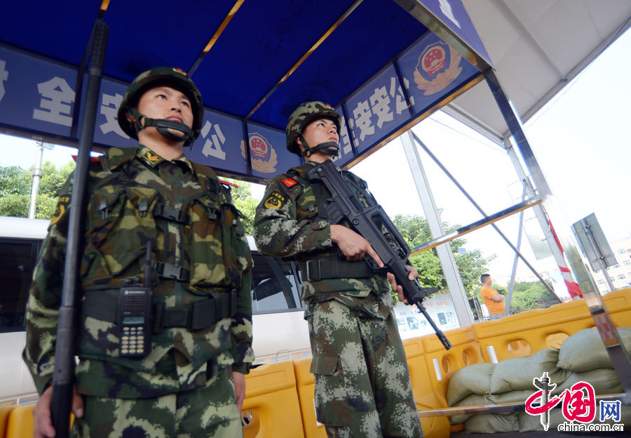8月5日，南京警方人员正在交通卡点进行执勤为青奥“保驾护航”。中国网图片库 木子忠摄影