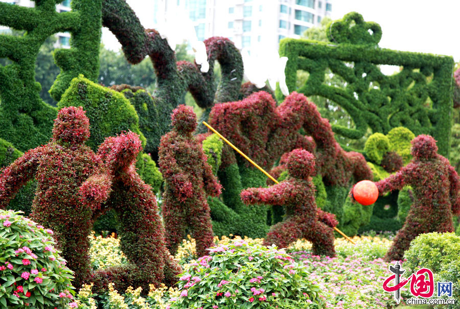 8月5日，江苏省南京市，西华门广场上的“和谐韵律”主题绿色植物雕塑，以乐器为背景，市花及城市特征为音符，烘托欢快的气氛。中国网图片库刘建华摄影