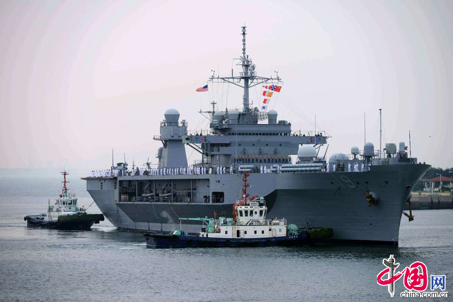 2014年8月5日，美国“蓝岭”号两栖指挥舰缓缓驶入青岛港。中国网图片库 俞方平摄影