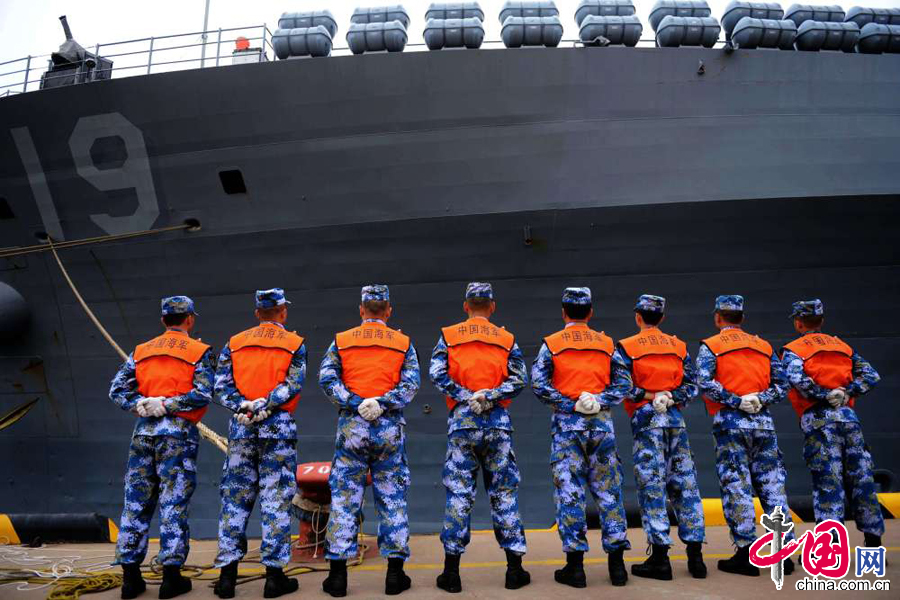 2014年8月5日，山東青島港中國海軍戰士在等候“藍嶺”號進港。中國網圖片庫俞方平攝影