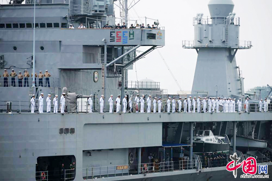 2014年8月5日，美国“蓝岭”号两栖指挥舰上列队进港的官兵。 中国网图片库俞方平摄影
