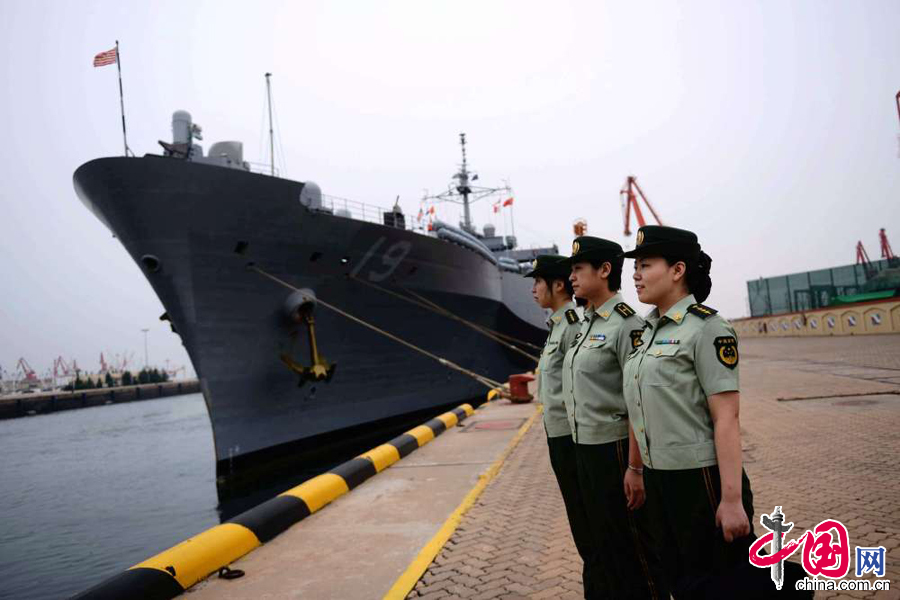 2014年8月5日，青島邊檢站幹警在準備為美國“藍嶺”號兩棲指揮艦辦理入境手續。 中國網圖片庫俞方平攝影