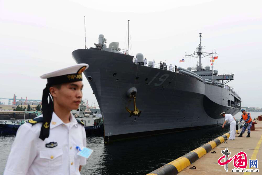 2014年8月5日，美国“蓝岭”号两栖指挥舰进入青岛港。 中国网图片库俞方平摄影