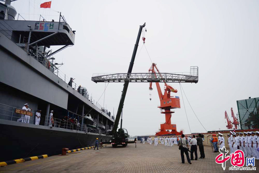 2014年8月5日，美國“藍嶺”號兩棲指揮艦靠泊青島港後放下旋梯。 中國網圖片庫俞方平攝影