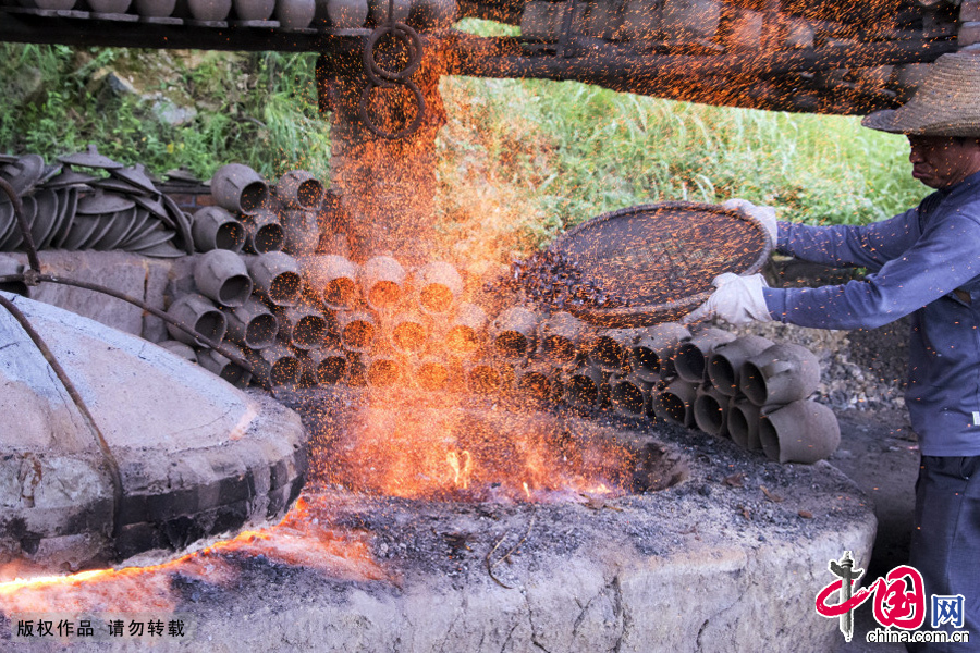 湖南新邵，工匠们正在烧制砂罐起炉加煤