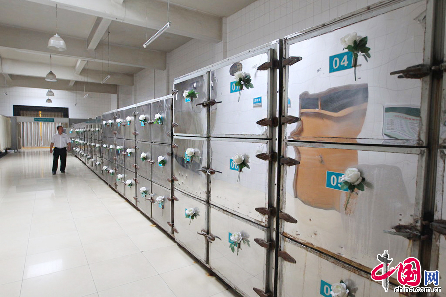 2014年7月30日，山东省济南市殡仪馆，无名尸体长期占用近一半冷藏柜。 图片来源：cfp