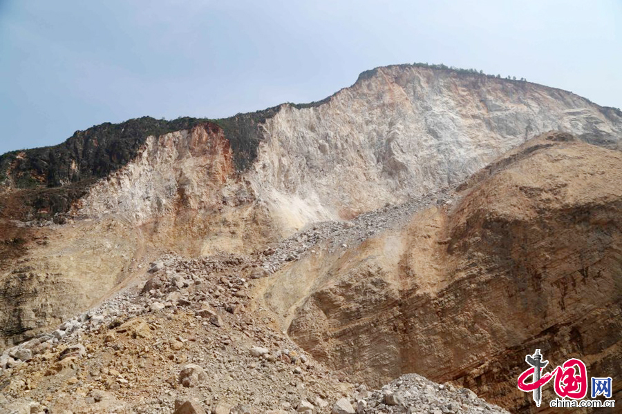 8月6日拍摄的云南鲁甸牛栏江红石岩堰塞体上方不时有滚石落下。 中国网图片库 翟冰摄影