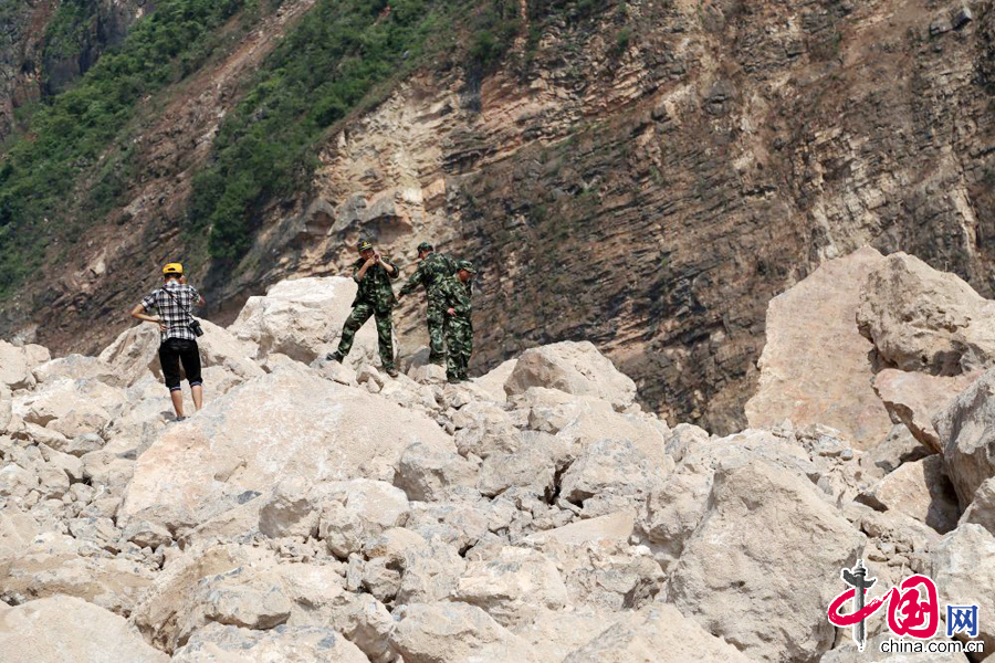 8月6日，武警水电第一总队专家正在云南鲁甸牛栏江红石岩堰塞体上研究排险救援方案。 中国网图片库翟冰摄影