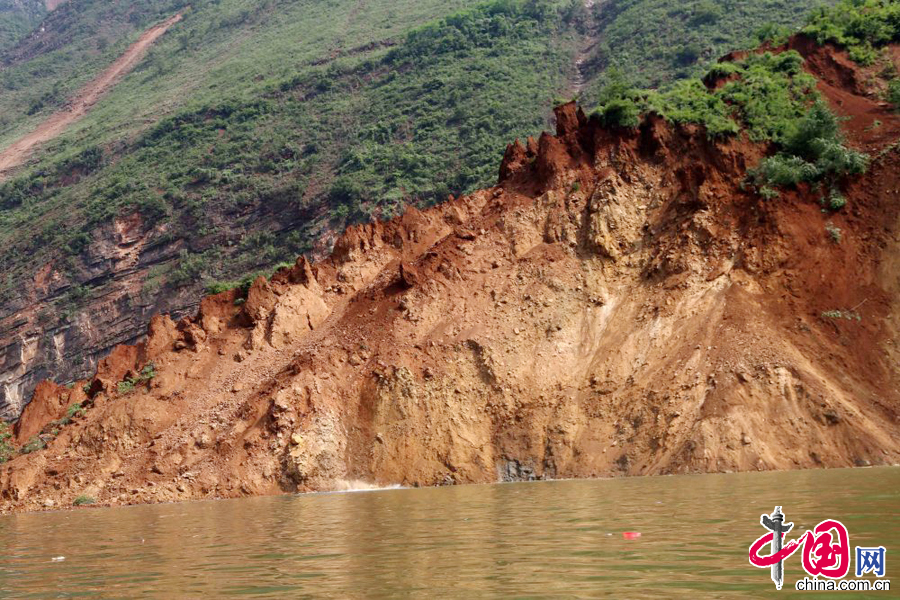 8月6日拍攝的雲南魯甸牛欄江紅石岩堰塞體塌方不斷。 中國網圖片庫翟冰攝影