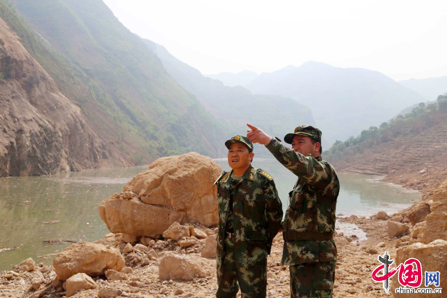 8月6日，武警水电第一总队专家正在云南鲁甸牛栏江红石岩堰塞体上研究排险救援方案。 中国网图片库翟冰摄影